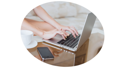 ノートパソコンを操作する手元の写真（柔軟な運用体制をイメージ）