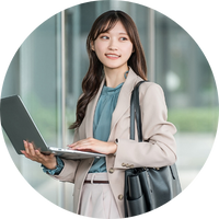 パソコンで広告運用をする女性の写真 広告運用担当のプロ（チーム紹介用）