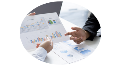 顧客と話し合う手元の写真（顧客への柔軟な対応をイメージ）