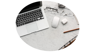 ノートパソコンで仕事する写真（SNS運用のプロが対応するイメージ）